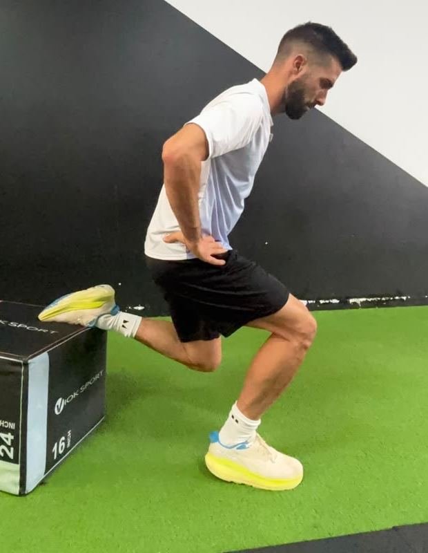 Detalle de la técnica de la sentadilla búlgara: rodilla, cadera y apoyo del pie
