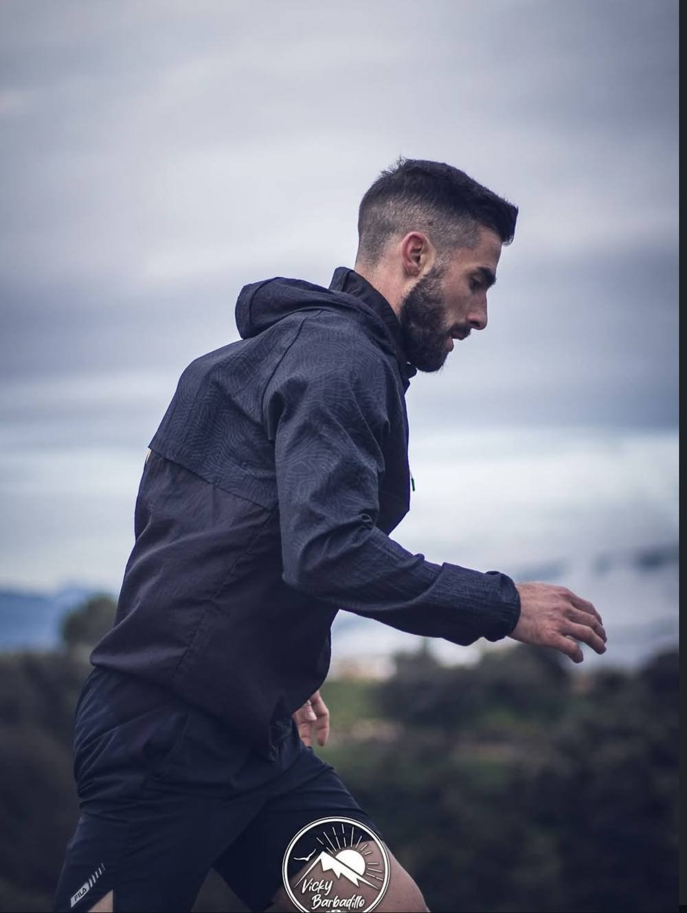 Corredor entrenando al aire libre
